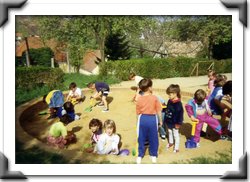 kép: gyerekek játszanak, az ovoda udvarán