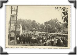 kép: régi kép egy felvonulásról